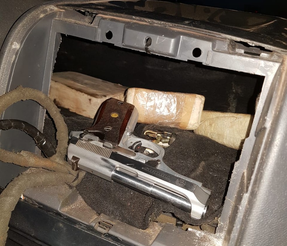 Drogas e uma arma foram achadas no painel do carro, em Luís Correia. — Foto: Divulgação/Polícia Civil
