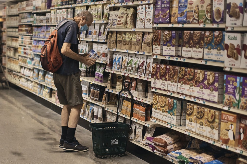 Homem faz compras em um supermercado de Nova York, em imagem de 27 de julho de 2022. PIB dos EUA encolheu de abril a junho pelo segundo trimestre consecutivo. — Foto: Andres Kudacki/AP Photo