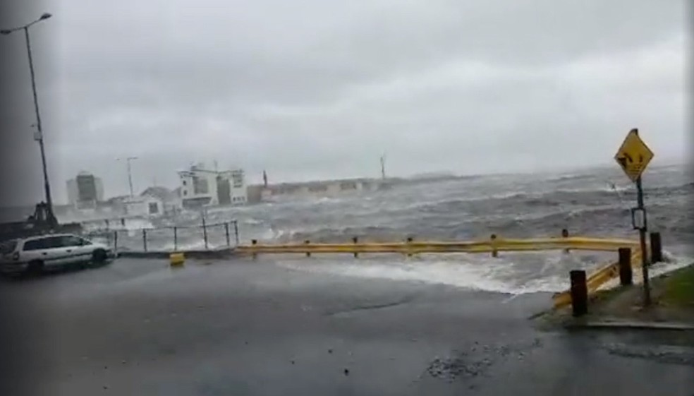 Imagem retirada de vídeo mostra que tempestade Ophelia provocou inundação em Galway, na Irlanda (Foto: PAUL DEVANE/ via REUTERS)
