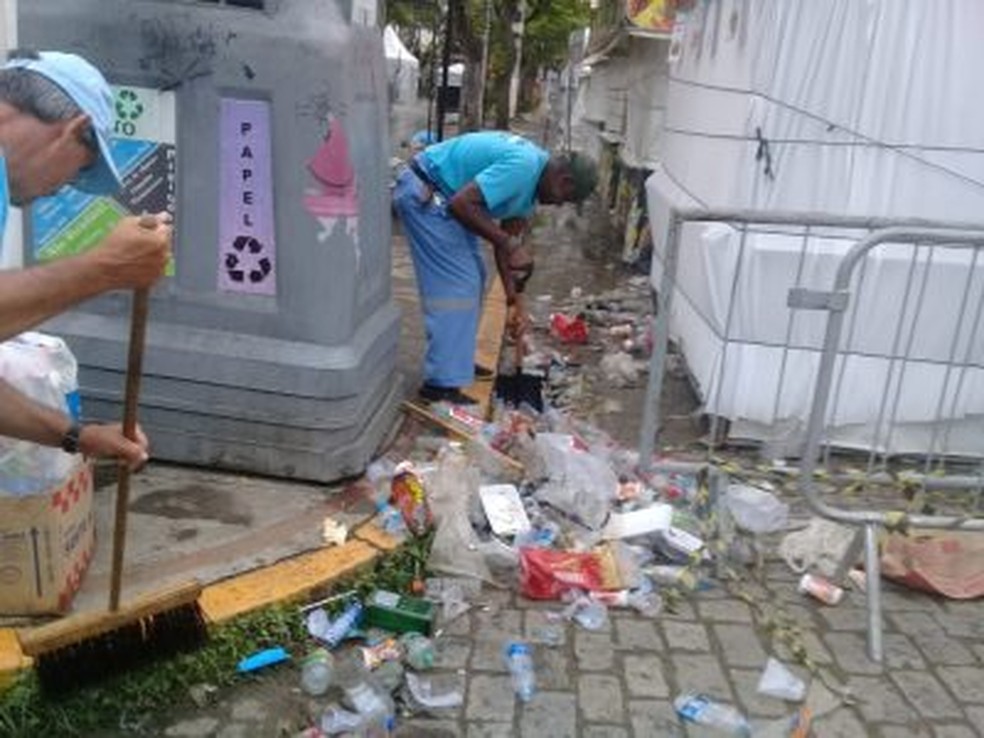 Em Nova Friburgo foram removidos 120 caminhÃµes de lixo. Nas ruas, os catadores encontraram garrafas pet e sacos plÃ¡sticos â Foto: Secom Nova Friburgo / DivulgaÃ§Ã£o