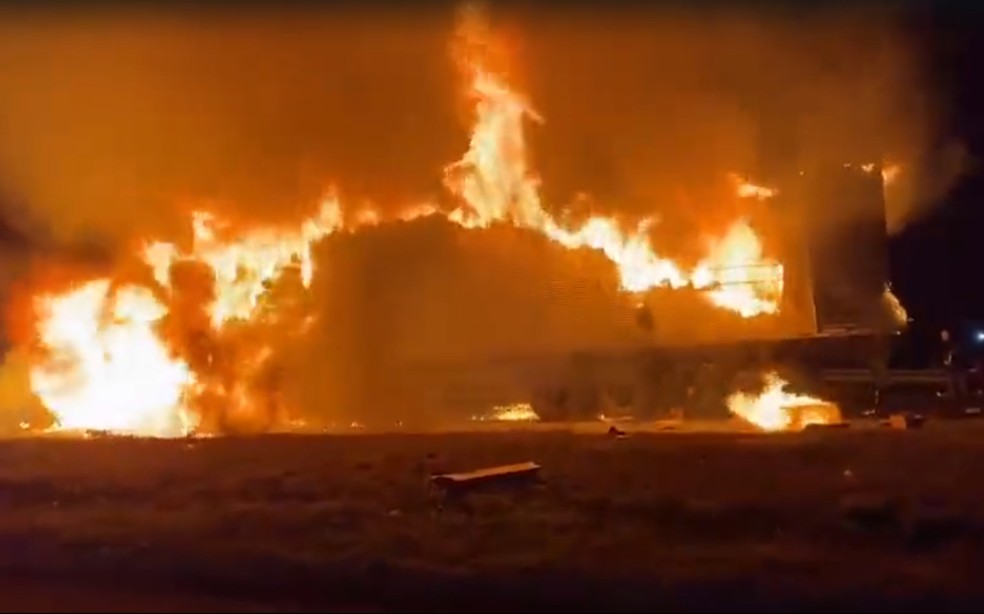 Carreta é destruída por incêndio e tem carga saqueada no sudoeste da BA — Foto: Reprodução/Redes Sociais