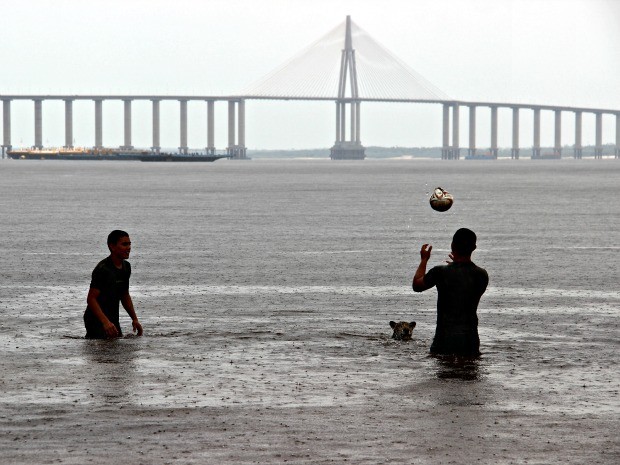 Brincar com bola é um dos passatempos da onça (Foto: Suelen Gonçalves/G1 AM)
