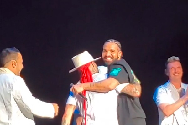 Drake não conteve a emoção ao cantar com os Backstreet Boys (Foto: reprodução)