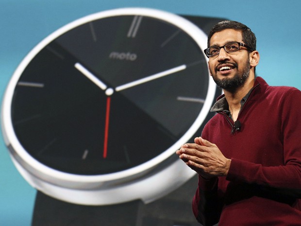 Sundar Pichai, vice-presidente de Android, apresenta relógios inteligentes que usam o sistema (Foto: Elijah Nouvelage/Reuters)
