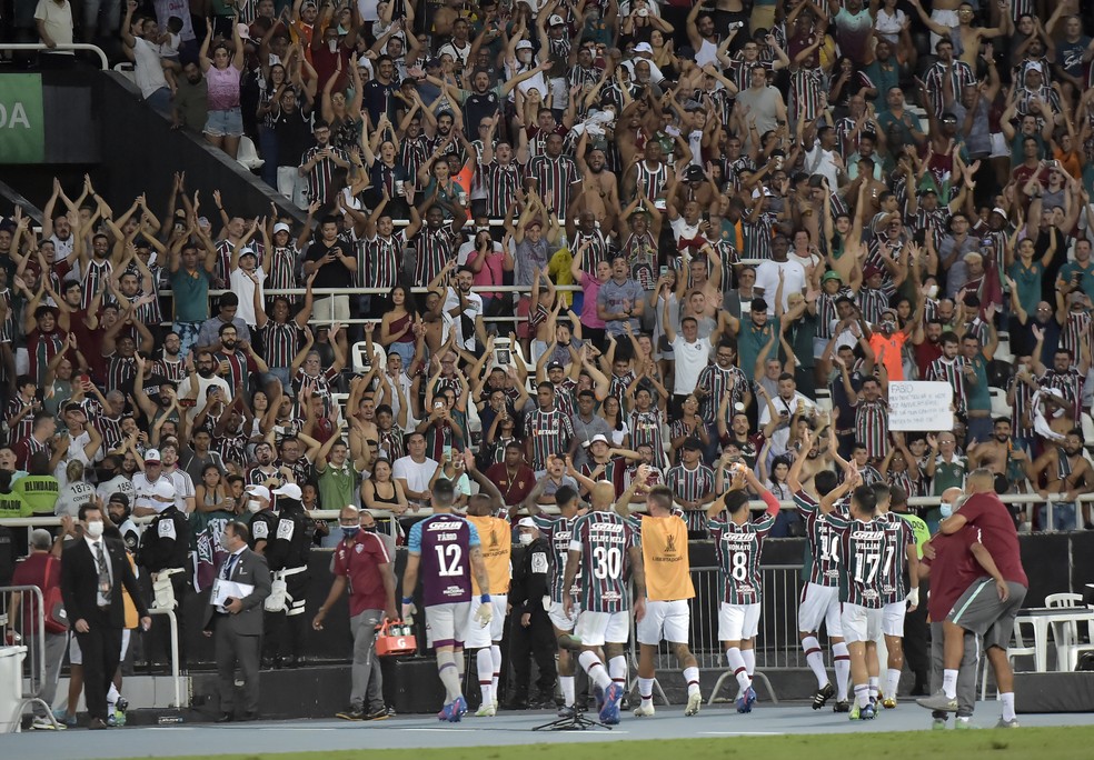 Jogadores agradecem a torcida após a vitória — Foto: André Durão