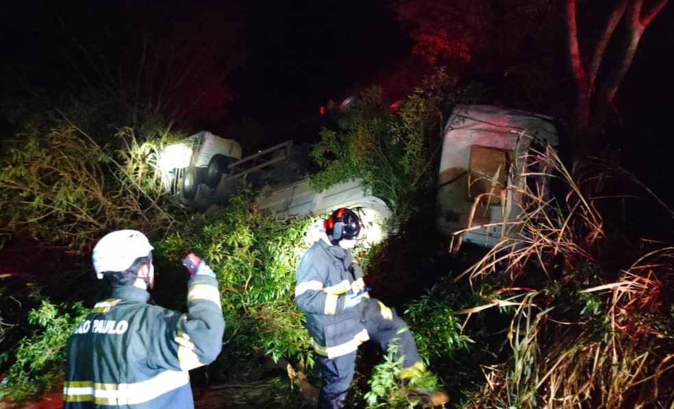 Carreta carregada de açúcar tomba durante a noite em rodovia de Itaju — Foto: Jornal Candeia/Divulgação