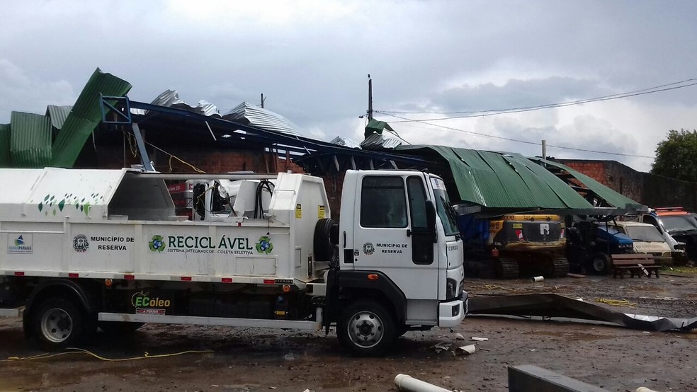 Ventos fortes derrubaram parte da estrutura do pátio de veículos da prefeitura de Reserva (Foto: Paulo Rennó/Arquivo pessoal)