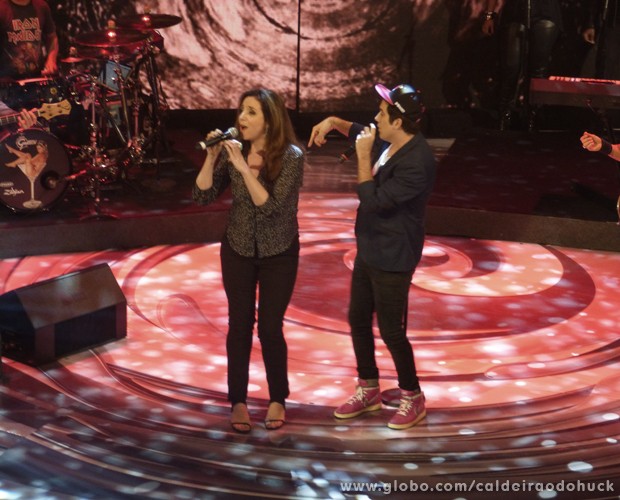Marisa Orth canta &quot;Encontrar Alguém&quot; com Jota Quest no Caldeirão (Foto: Caldeirão do Huck/TV Globo)