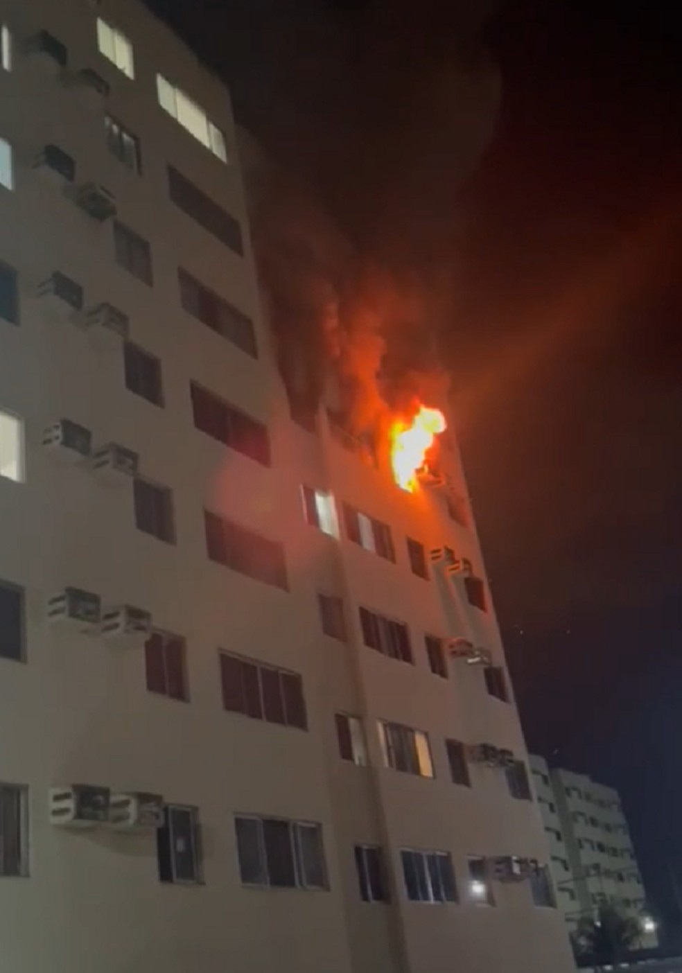 Incêndio atinge apartamento durante a madrugada na Grande Natal — Foto: Reprodução
