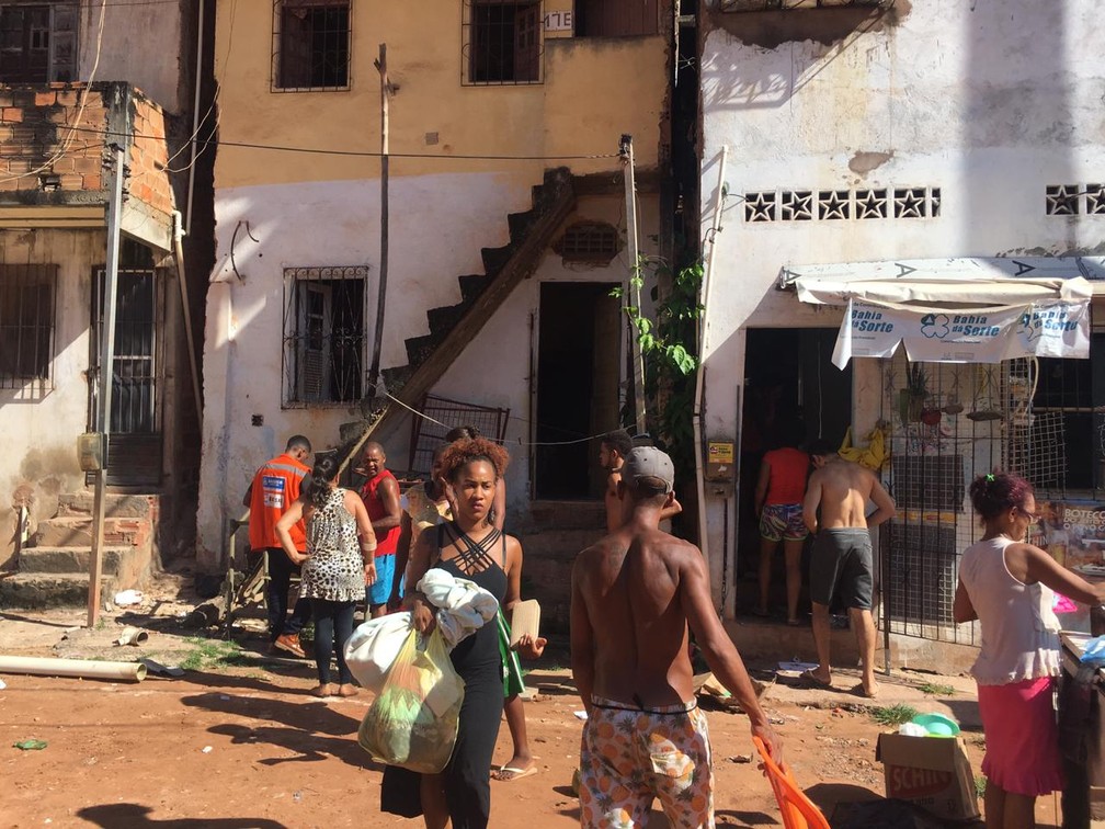 G&aacute;s explodiu dentro de uma casa no Vale das Pedrinhas &mdash; Foto: Jo&atilde;o Souza/G1 BA