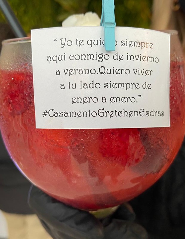 Jana Tunas da alta coquetelaria mostra drinque feito especialmente para os noivos com a última música da Gretchen com gin que brilha com glittter (Foto: Ed Globo)