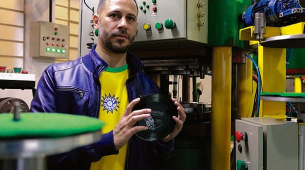 Michel Nath, DJ e fundador da Vinil Brasil: ele encontrou prensas de LPs num ferro-velho, arrematou o equipamento e abriu uma fábrica (Foto: Divulgação)