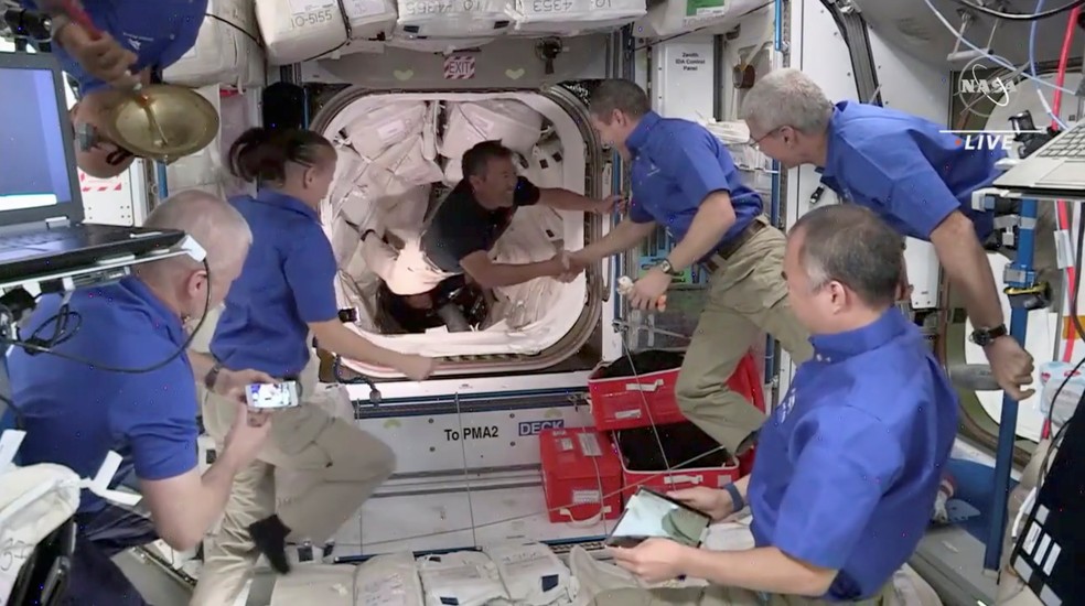 O astronauta japonês Akihiko Hoshide é recebido a bordo da nave Crew 1, da SpaceX, ao chegar à Estação Espacial Internacional (ISS) em abril de 2021. — Foto: Nasa TV via Reuters