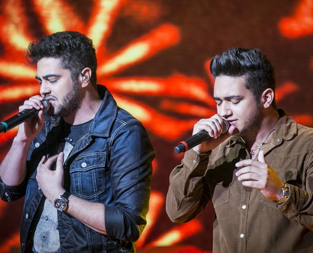 Henrique e Juliano soltam a voz no palco (Foto: Globo/ Paulo Belote.)