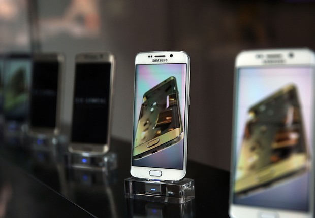 Smartphones Galaxy S6 e S6 Edge são vistos na vitrine de uma loja da Samsung, no dia do lançamento, em Nova York (EUA) (Foto: Spencer Platt/Getty Images)