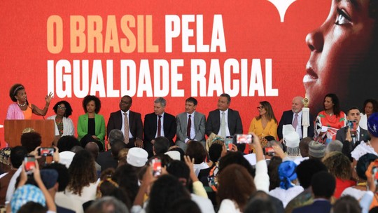 Lula assina pacote de medidas voltados à igualdade racial