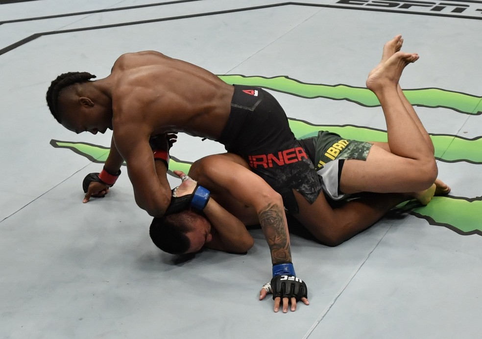 Jalin Turner nocauteia Josh Culibao no UFC Auckland — Foto: Getty Images