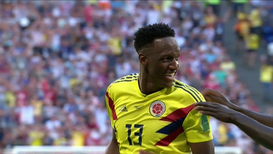 Senegalês "descansando" na trave em gol colombiano vira piada na web