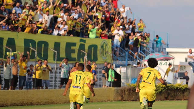 Jogadores do Mirassol comemoram gol contra a Aparecidense pela Série C