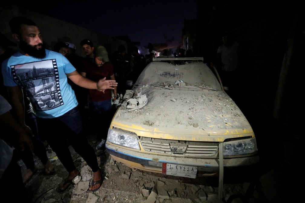 PÃºblico local analisa interior de carro encontrado prÃ³ximo ao local da explosÃ£o (Foto: Wissm al-Okili/Reuters)