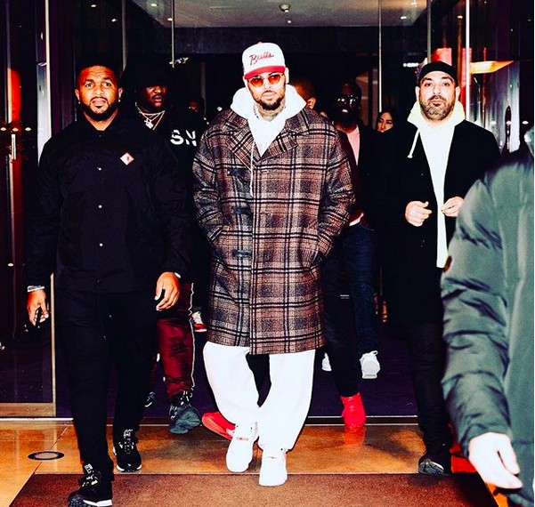 O rapper Chris Brown em Paris com seguranças (Foto: Instagram)