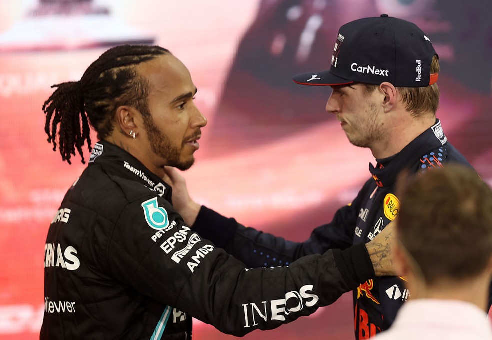 Lewis Hamilton e Max Verstappen se cumprimentam após o GP de Abu Dhabi  — Foto:  Lars Baron/Getty Images