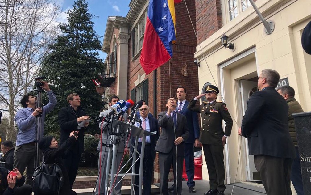 Carlos Vecchio, indicado pelo autodeclarado presidente interino Juan GuaidÃ³ como embaixador da Venezuela nos Estados Unidos, hasteia bandeira venezuelana em sede diplomÃ¡tica militar em Washington, na segunda-feira (18) â€” Foto: ReproduÃ§Ã£o/Twitter/Carlos Vecchio