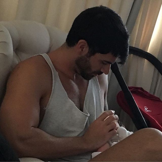 Adriana Santana posta foto do marido dando mamadeira para filha (Foto: Reprodução/Instagram)
