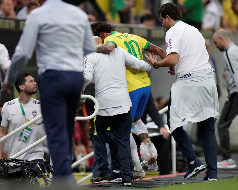 Neymar se machuca no amistoso Brasil x Catar — Foto: REUTERS/Ueslei Marcelino