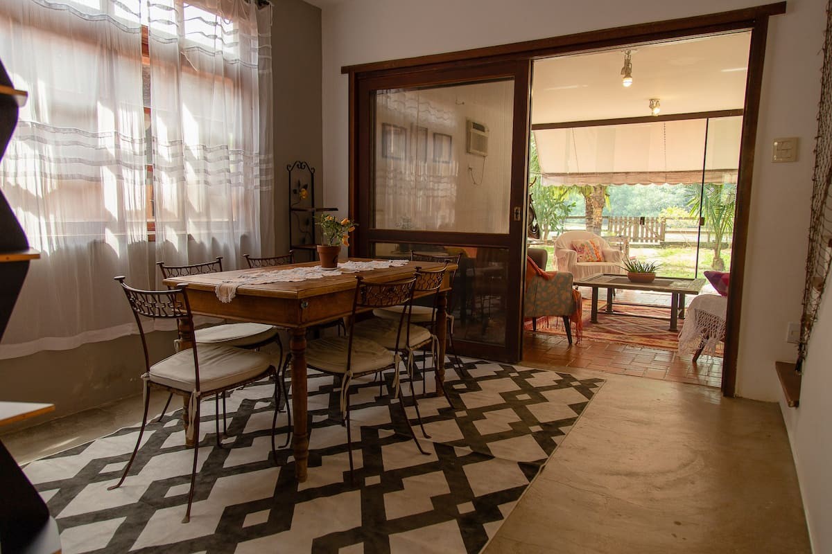 Conheça a casa alugada por Isabelle Drummond que virou alvo de polêmica (Foto: Reprodução/Airbnb)