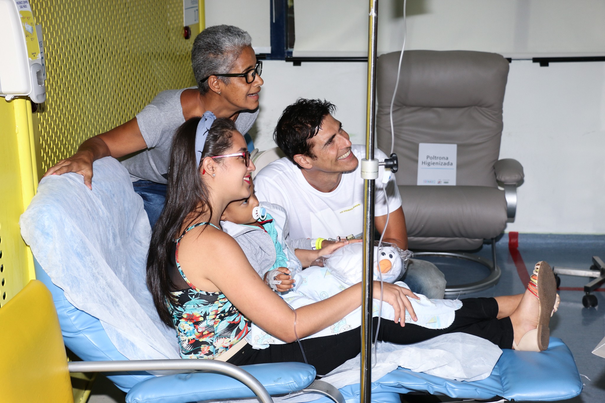 Reynaldo Gianecchini com cranças atendidas no hospital do  Graacc (Foto: Lucas Ramos / AgNews)
