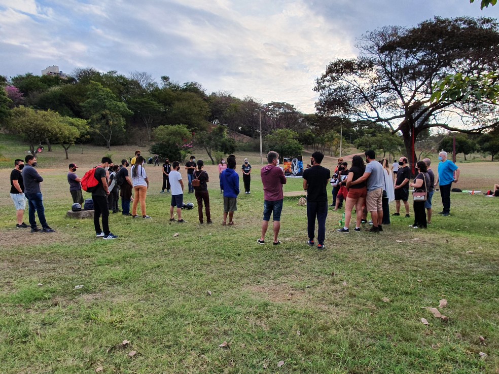 Amigos e familiares fizeram um ato em homenagem ao lutador Luiz Henrique Tomaz, na tarde deste sábado (17), no Parque do Povo, em Presidente Prudente — Foto: Gelson Netto/G1