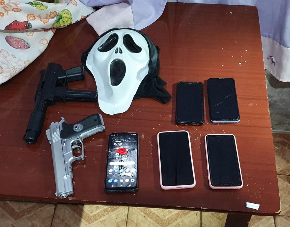 Polícia Civil apreende armas falsas, celulares e máscara com suspeito de planejar atentado no DF — Foto: PCDF/Divulgação