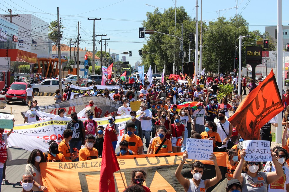 Teresina, Piauí: manifestantes tomam a Avenida Frei Serafim, no Centro da capital, em protesto contra o governo Bolsonaro e a favor de vacinas neste sábado (19) — Foto: Lívia Ferreira/G1