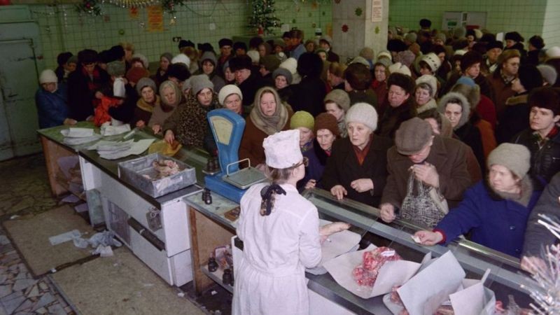 As filas em lojas e mercados eram uma constante no cotidiano dos soviéticos (Foto: Getty Images via BBC News)