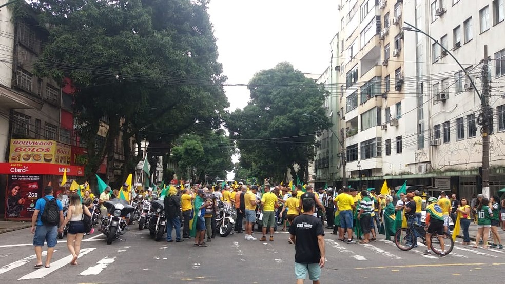 Manifestantes se concentraram na avenida Presidente Vargas, em Belém — Foto: Reginaldo Gonçalves/TV Liberal.