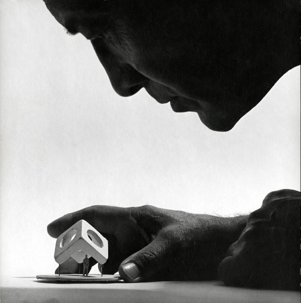Isamu Noguchi com modelo da escultura Skyviewing, 1969 (Foto: Michio Noguchi)