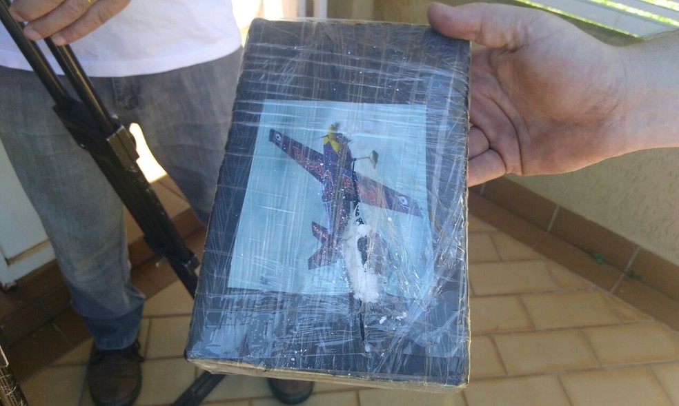 Denarc apreendeu cocaína escondida em fundo falso de carreta, na manhã desta segunda-feira (11), em Sertanópolis, no norte do Paraná (Foto: Dionísio Mathias/RPC)