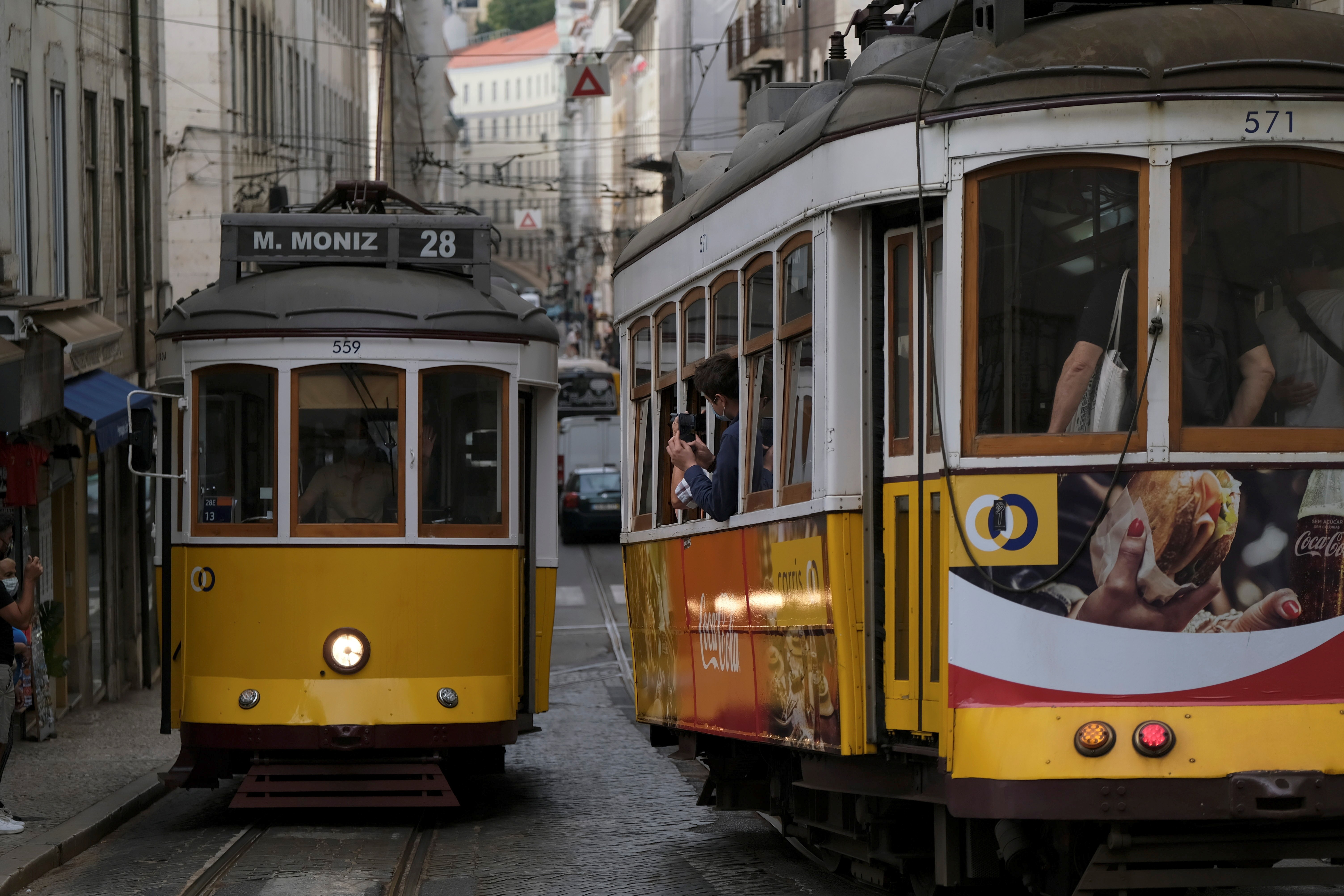 Bondinhos transitam pelas ruas de Lisboa
