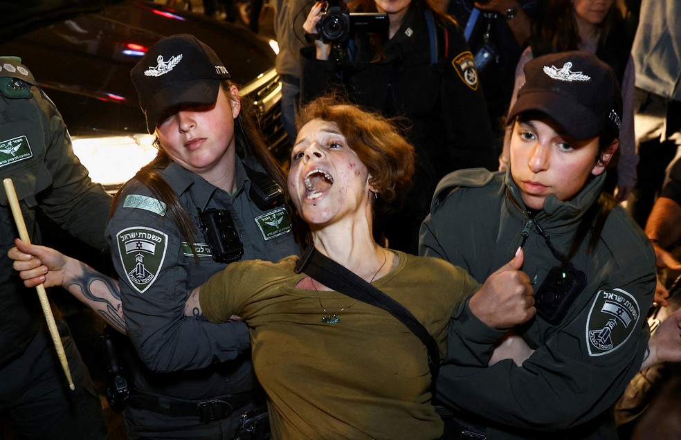 Polícia de Israel detém mulher que protestava contra reforma proposta pelo governo de Benjamin Netanyahu, em Jerusalém — Foto: Ronen Zvulun/Reuters