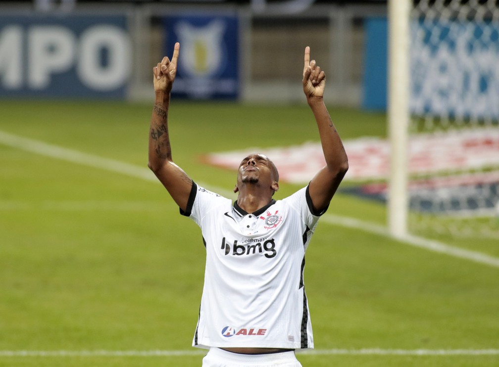 Esperança alvinegra: Jô volta bem, faz gols e se salva em meio a decepções do Corinthians