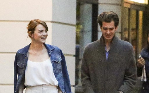 Flashback? Emma Stone e Andrew Garfield caminham sorridentes em Londres
