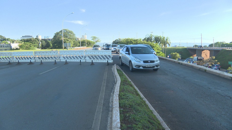 Bloqueio de trânsito na Esplanada dos Ministérios — Foto: TV Globo/Reprodução