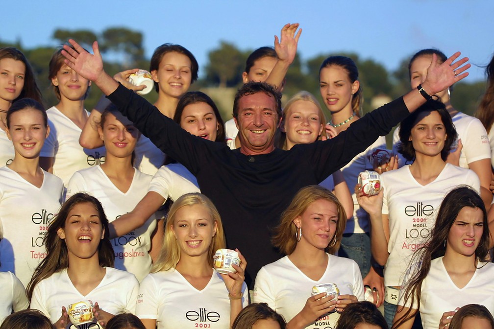 Foto de setembro de 2001 mostra Gérald Marie com modelos da Elite Model — Foto: Pascal Guyot/AFP