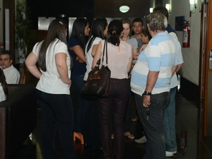 Familiares a espera de notícias, no Espírito Santo (Foto: Ricardo Medeiros/ A Gazeta)