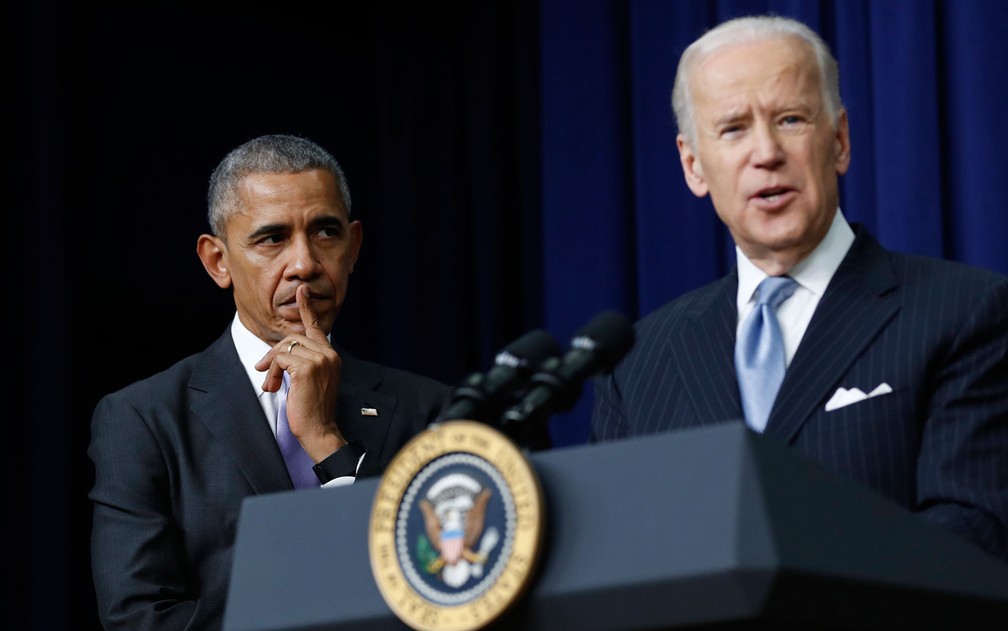 O então presidente dos EUA, Barack Obama, ouve seu vice-presidente, Joe Biden, durante evento na Casa Branca, em foto de 13 de dezembro de 2016 — Foto: AP Foto/Carolyn Kaster