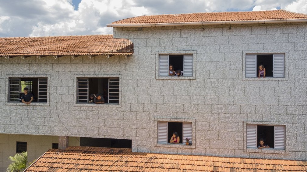 Família vive em uma residência grande, projetada e construída por Olavo. Cada criança e adolescente tem um quarto - atualmente 14 moram lá. — Foto: BBC