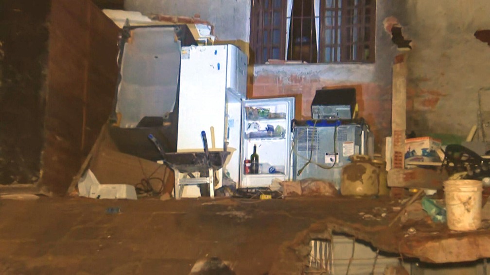 Na cozinha de uma casa na Vila Felipe, a geladeira ficou com a porta aberta — Foto: Reprodução/TV Globo