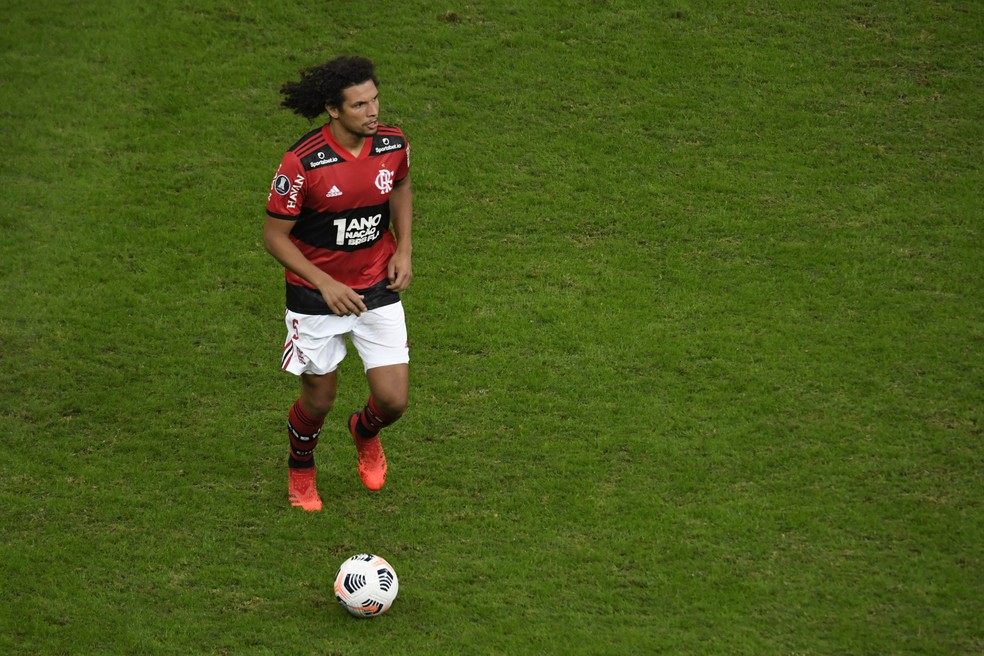 Willian Ar&atilde;o tem n&uacute;meros impressionantes desde que voltou a ser volante no Flamengo &mdash; Foto: Mateus Bonomi/AGIF
