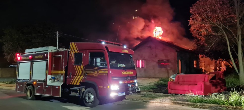 Incêndio deixou uma casa totalmente destruída  — Foto: José Aparecido/ Reprodução 